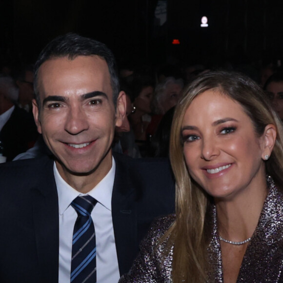 Ticiane Pinheiro foi com o marido, Cesar Tralli, e os pais, Helô Pinheiro e Fernando, ao show de Roberto Carlos em casa de espetáculos de São Paulo em 26 de outubro de 2023