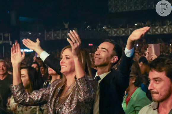 Ticiane Pinheiro e o marido, Cesar Tralli, cantaram as músicas de sucesos no show de Roberto Carlos