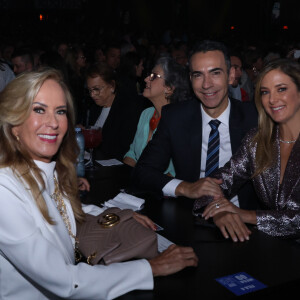 Ticiane Pinheiro foi com o marido, Cesar Tralli, e os pais, Helô Pinheiro e Fernando, assistir show de Roberto Carlos