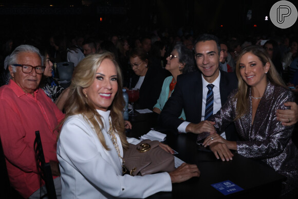 Ticiane Pinheiro foi com o marido, Cesar Tralli, e os pais, Helô Pinheiro e Fernando, assistir show de Roberto Carlos