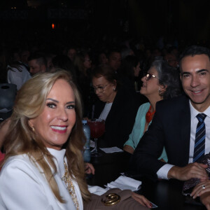 Ticiane Pinheiro posou com o marido, Cesar Tralli, e os pais, Helô Pinheiro e Fernando, antes do show de Roberto Carlos