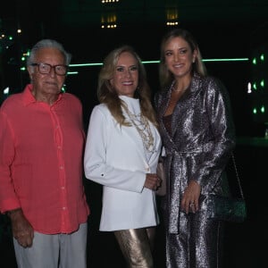 Ticiane Pinheiro apostou em um look prata para o show de Roberto Carlos e posou com os pais, Helô Pinheiro e Fernando