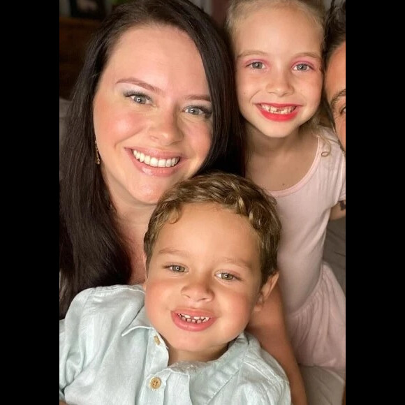 Para ir em festa de Halloween, Mari Bridi teve que deixar seus filhos com a mãe