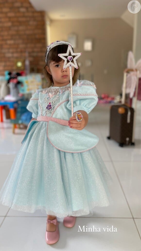 Clara Maria se vestiu de princesa para comemorar seu aniversário de 4 anos