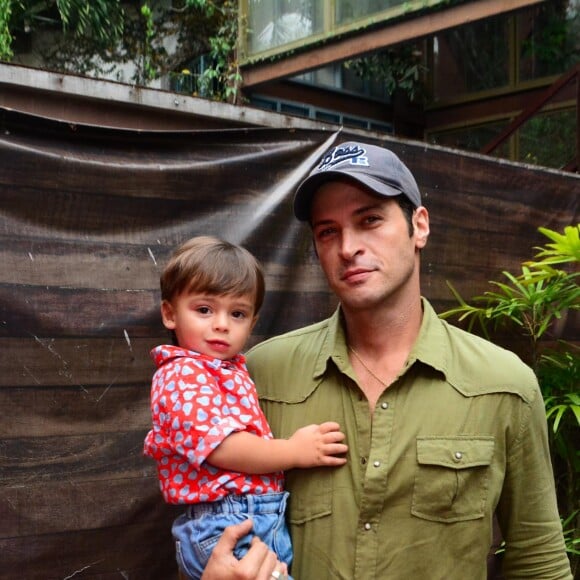 Leandro Lima com o filho caçula no aniversário de Clara Maria, filha de Tatá Werneck e Rafael Vitti