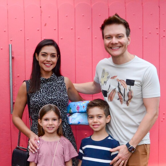 Thais Fersoza e Michel Teló levaram os filhos ao aniversário de Clara Maria