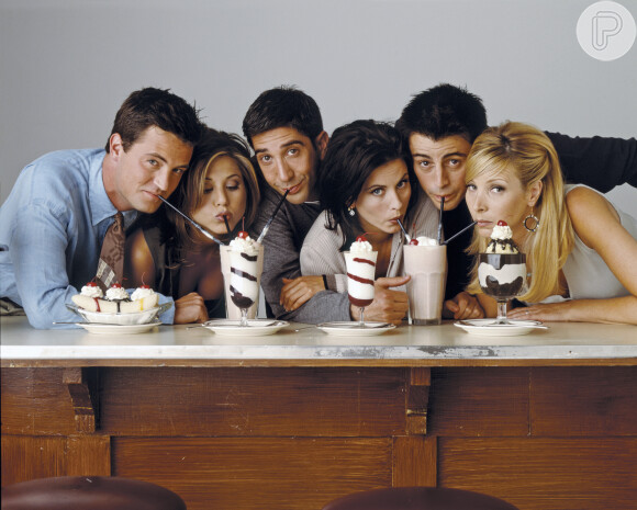 Matthew Perry ao lado de atores da série 'Friends', na qual foi o Chandler entre 1994 e 2004