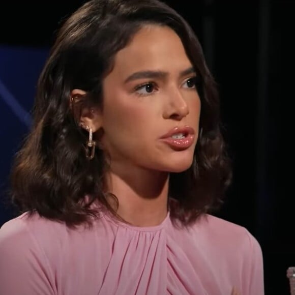 Bruna Marquezine relembra ataques durante novela 'Deus Salve o Rei' e revela que haviam pessoas fazendo isso acontecer por trás