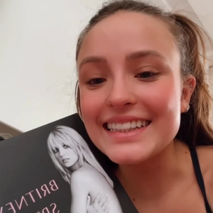 Larissa Manoela é comparada a Britney Spears após revelar estar lendo livro da cantora