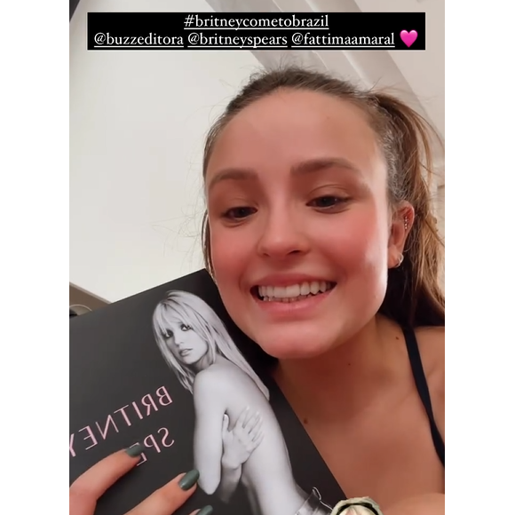 Larissa Manoela é comparada a Britney Spears após revelar estar lendo livro da cantora