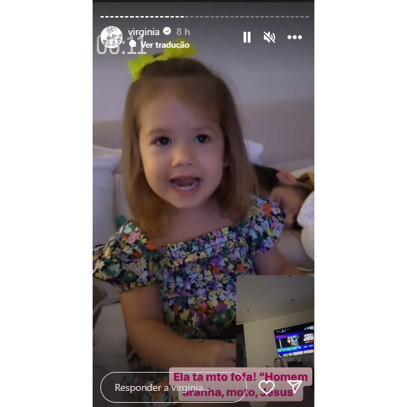 Virginia publicou um video de Maria Alice, 'acusada' de ser a filha favorita da blogueira, que estava com a roupa combinando com a irmã