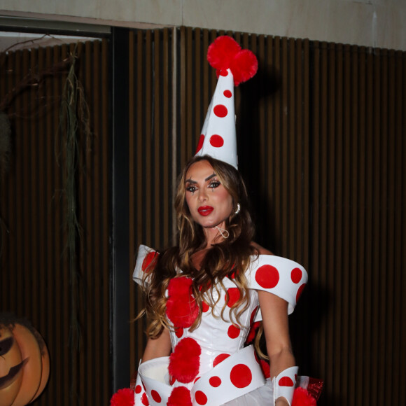Nicole Bahls escolheu fantasia divertida para a festa de Dia das Bruxas de Anitta