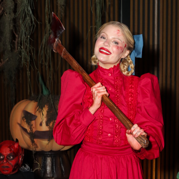 Luísa Sonza também foi à festa do Dia das Bruxas de Anitta