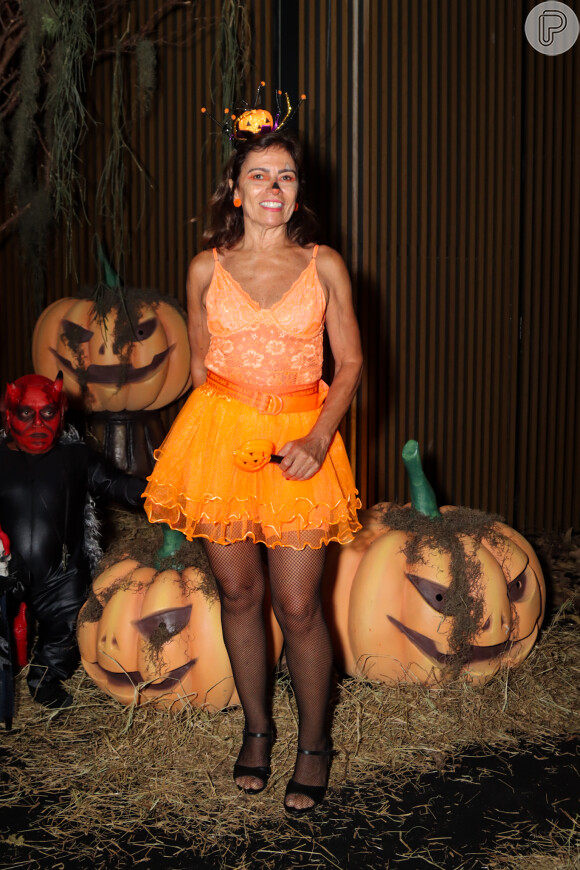 Mãe de Anitta, Miriam Macedo também prestigiou a festa de Halloween da filha