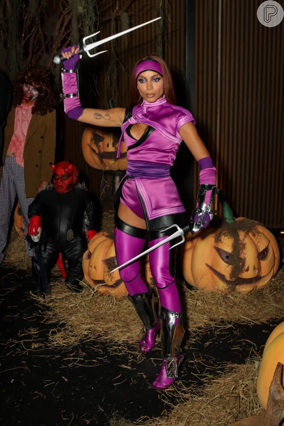 Anitta escolheu fantasia de Mileena, da franquia 'Mortal Kombat' para sua festa de Dia das Bruxas
