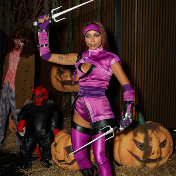 Anitta escolheu fantasia de Mileena, da franquia 'Mortal Kombat' para sua festa de Dia das Bruxas