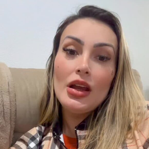 Andressa Urach solteira: 'Já vou deixar claro aqui que estou solteira, mamãe está on (risos). E ele também tá on!'