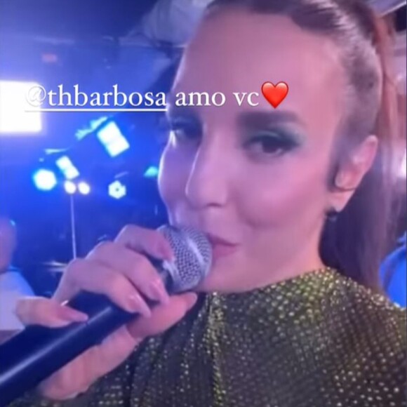 Ivete Sangalo cantava uma música de Thiaguinho quando viu a foliã criticar a canção