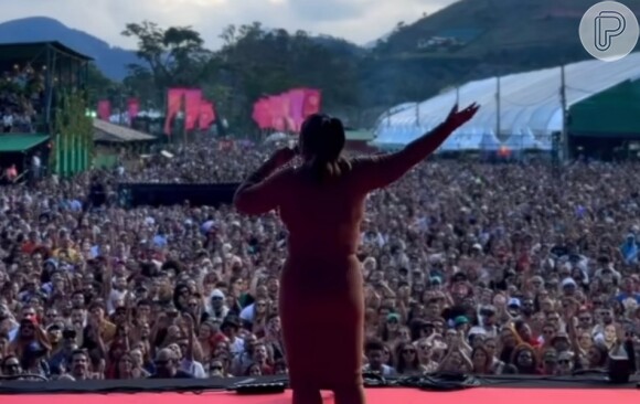 Preta Gil surge de surpresa no festival Rock The Mountain e look justinho destaca corpo da cantora em recuperação do câncer no intestino