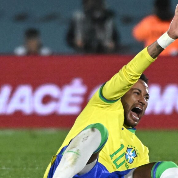 Neymar se recupera de uma cirurgia no joelho, realizada na última quinta-feira (02)