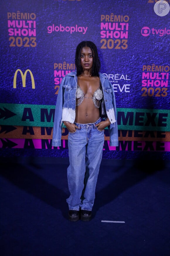 A atriz Camilla Damião arrasou com look ousado, com direito a calça e jaqueta jeans no Prêmio Multishow de Música 2023