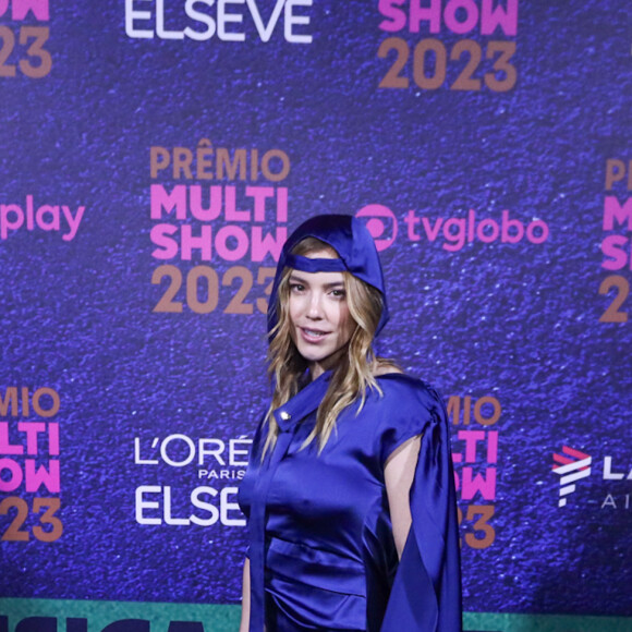 Alice Wegmann estreou no Prêmio Multishow de Música com um look azul combinando com capuz da mesma cor