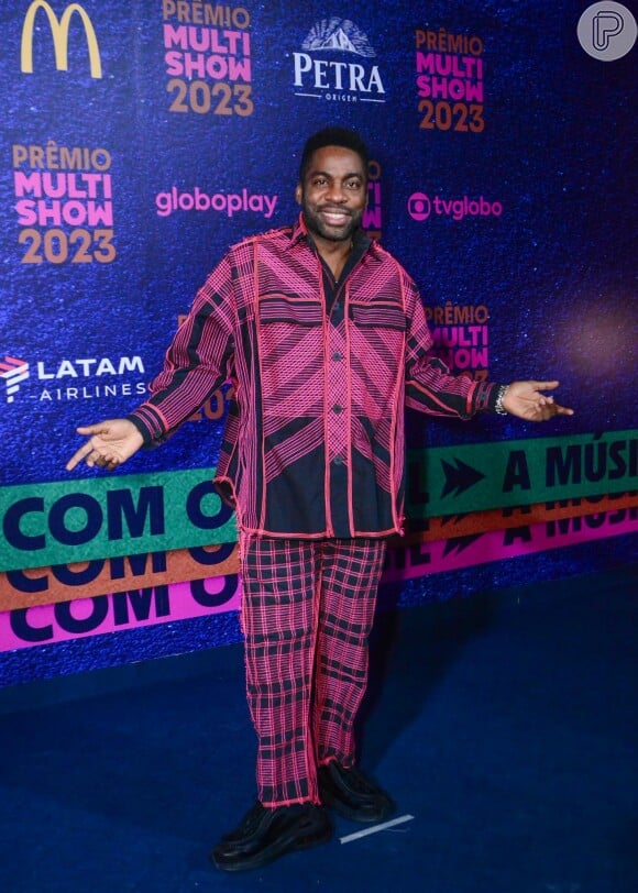 Lázaro Ramos elegeu um look rosa e estampado para o Prêmio Multishow de Música 2023, em 7 de novembro de 2023
