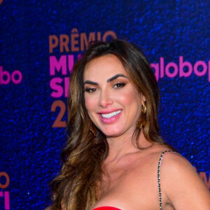 Nicole Bahls apostou em vestido vermelho curto com fenda e sem alça para prestigiar o Prêmio Multishow de Música 2023