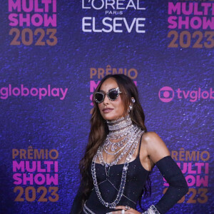 Sabrina Sato arrasou em vestido preto e completou o look com muitas correntes e gargantilha para o Prêmio Multishow de Música 2023