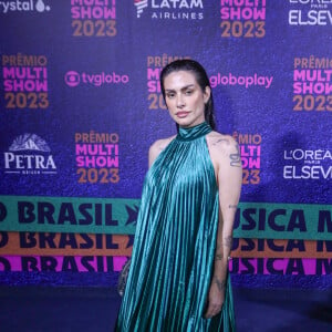 Cleo foi ao Prêmio Multishow de Música 2023 com um vestido longo sem mangas