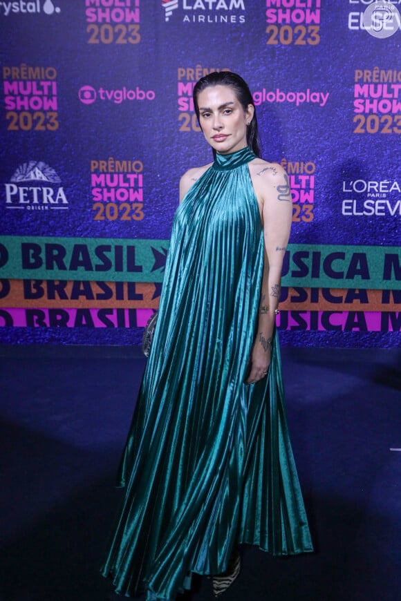 Cleo foi ao Prêmio Multishow de Música 2023 com um vestido longo sem mangas