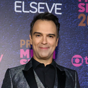 Tadeu Schmidt escolheu um terno em tons de cinza para apresentar o Prêmio Multishow de Música 2023
