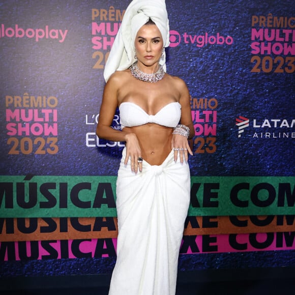 Deborah Secco ousou com look feito de toalhas de banho para o Prêmio Multishow de Música 2023