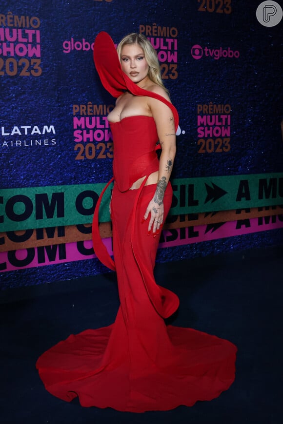 Luísa Sonza elegeu um look vermelho para o Prêmio Multishow de Música 2023