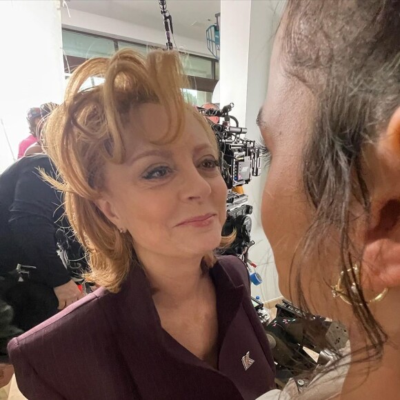Bruna Marquezine mostrou um momento de bastidores do filme 'Besouro Azul' com Susan Sarandon