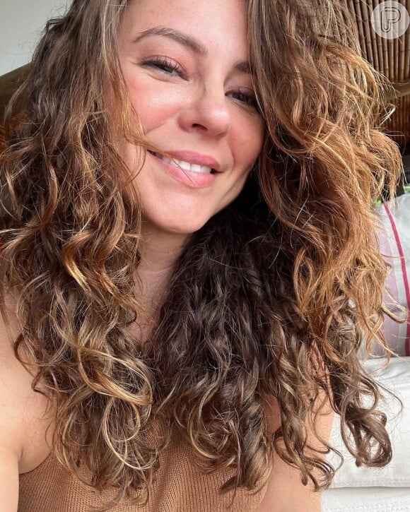 O cabelo natural de Paolla Oliveira é cacheado e atriz fez série de fotos para valorizar beleza natural dos seus fios