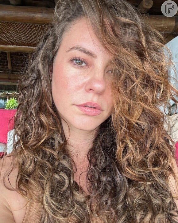 'Se importar menos', opina Paolla Oliveira ao exibir cabelo naturalmente cacheado