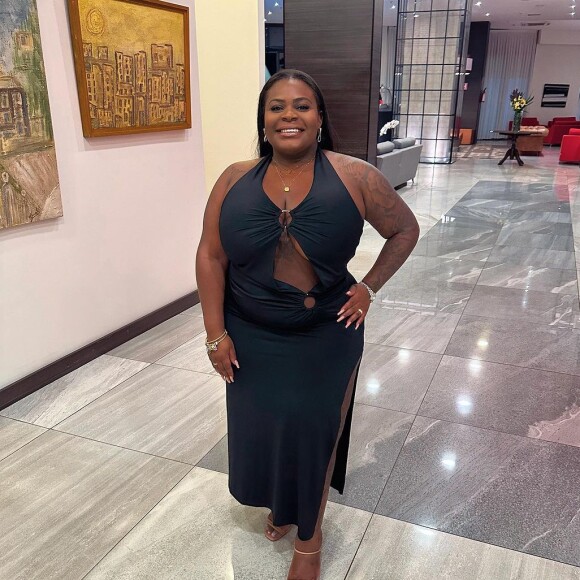 Jojo Todynho surge com vestido preto com recorte frontal e fenda lateral que chama atenção para corpo da cantora após emagrecimento devido à cirurgia bariátrica