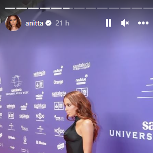 Anitta foi para uma premiação internacional e por isso pegou o mesmo voo que William Bonner