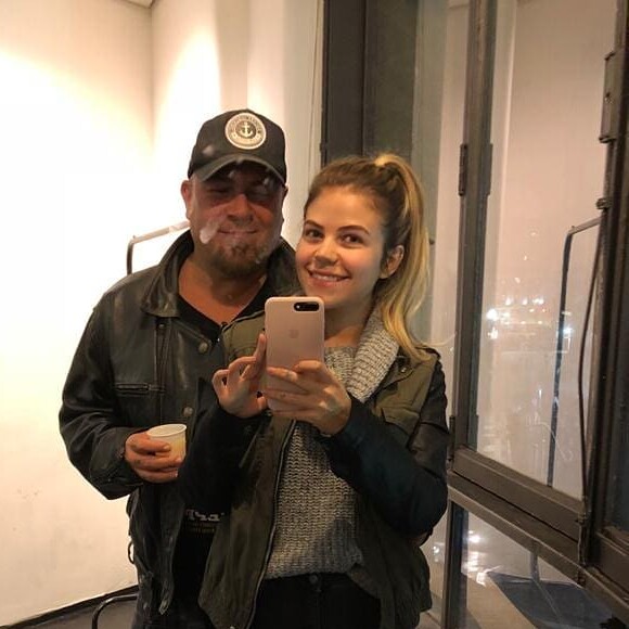 Filha de Mingau, do Ultraje a Rigor, contou que o pai segue na UTI