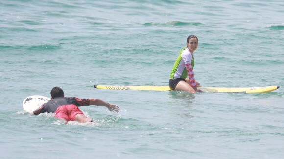 Malvino Salvador e Kyra Gracie fazem aula de surfe em praia do Rio