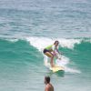 Malvino Salvador e Kyra Gracie fazem aula de surfe nesta sexta-feira, 16 de janeiro de 2015
