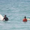 Malvino Salvador e Kyra Gracie fazem aula de surfe nesta sexta-feira, 16 de janeiro de 2015