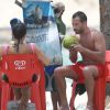 Malvino Salvador e Kyra Gracie também aproveitaram para se refrescar com água de coco