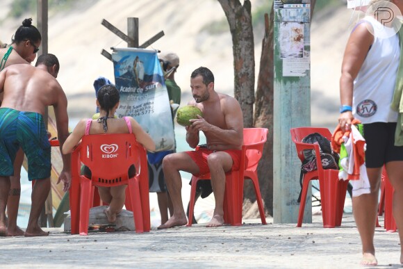Malvino Salvador e Kyra Gracie também aproveitaram para se refrescar com água de coco