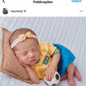 Filha de Neymar e Bruna Biancardi, Mavie aparece trajada com o uniforme da Seleção Brasileira e uma bolinha de futebol na mão