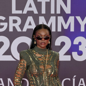 Xênia França elegeu um vestido da Balmain para desfilar no red carpet do Grammy Latino