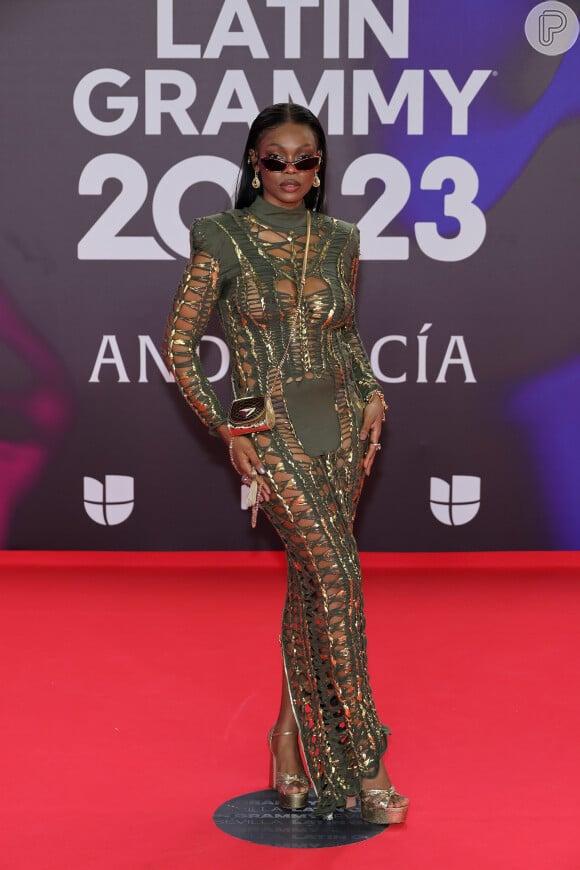 Xênia França elegeu um vestido da Balmain para desfilar no red carpet do Grammy Latino