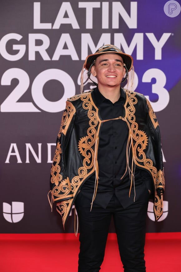 João Gomes não dispensou o famoso chapéu de cangaceiro para o Grammy Latino 2023