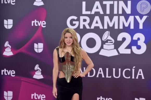 Look de Shakira para o Grammy Latino 2023 traz uma fenda poderosa